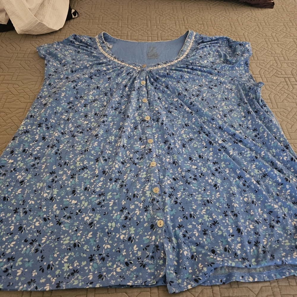 Floral Blue Women's Pj Set . Capri Bottoms 2x.